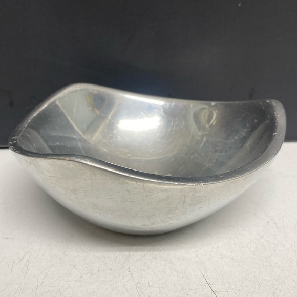 Nambé 526 Handmade Serving Bowl Tri Corner Dish Made of Aluminum Alloy Metal - Picture 3 of 11